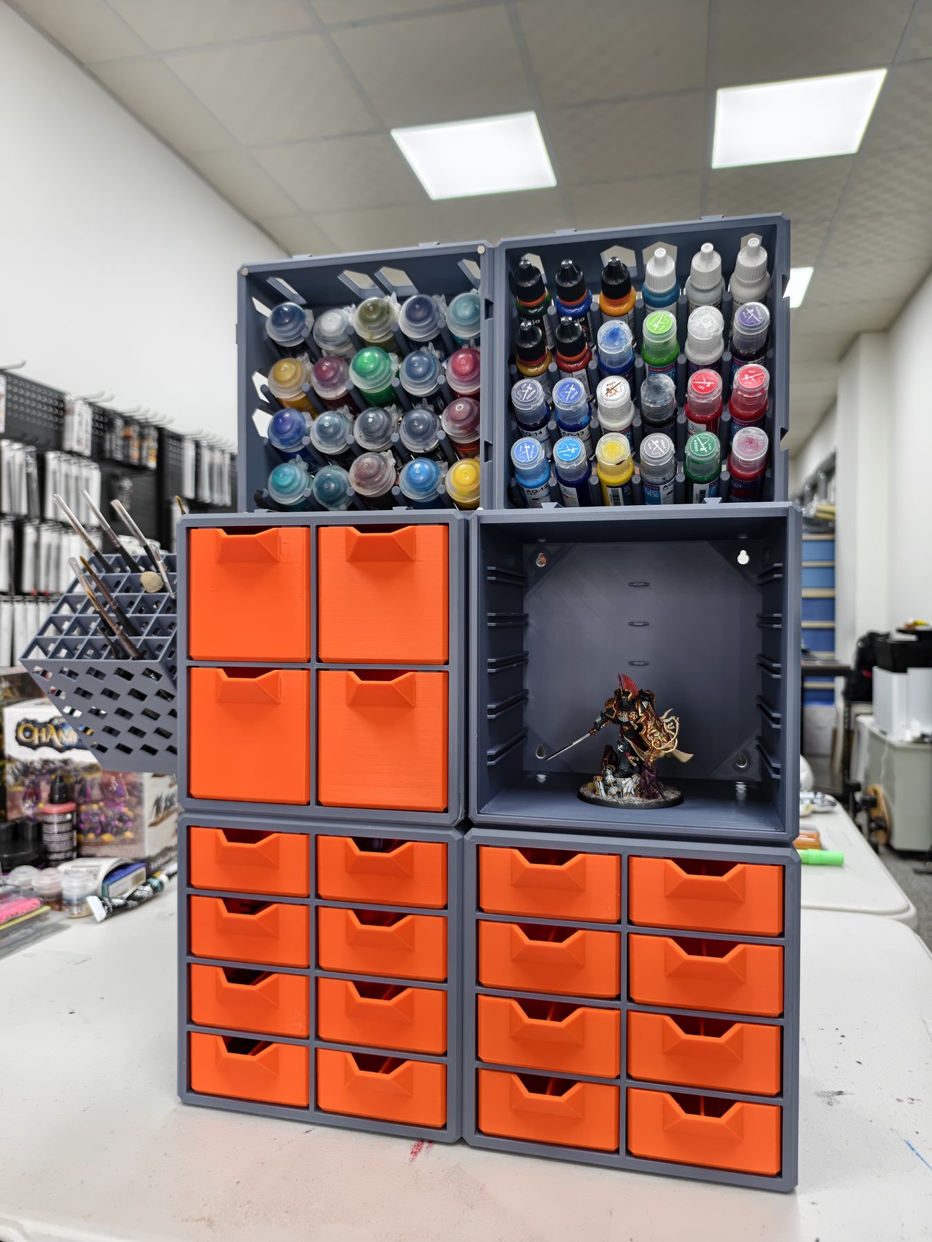 Txarli Factory 模組化模型收納展示系統，包含顏料架、抽屜與模型展示箱